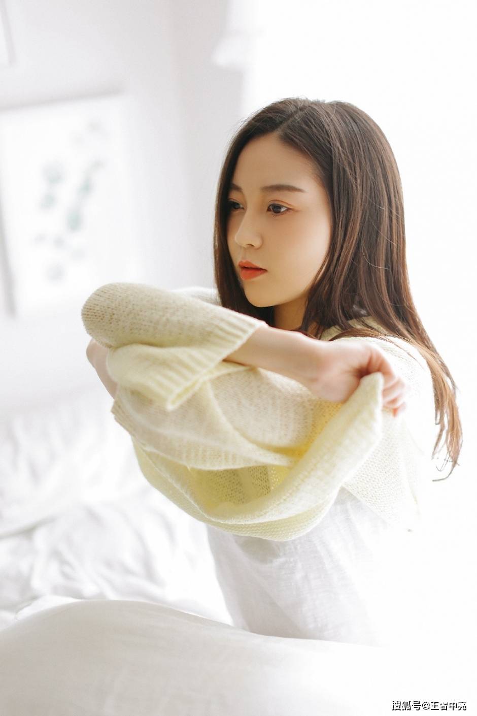 给你免费播放的视频美女自摸的探索与理解-第1张图片