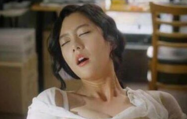 美女脱18以下禁止免费观看爆奶一区二区三区扣未成年保护与网络内容规范——关于美女相关内容的探讨-第3张图片
