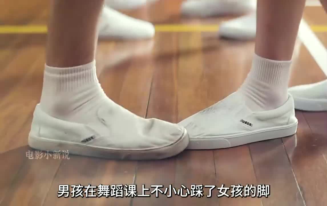 小男孩的坤坤放到小女孩的脚小男孩的坤坤与小女孩的脚-第2张图片
