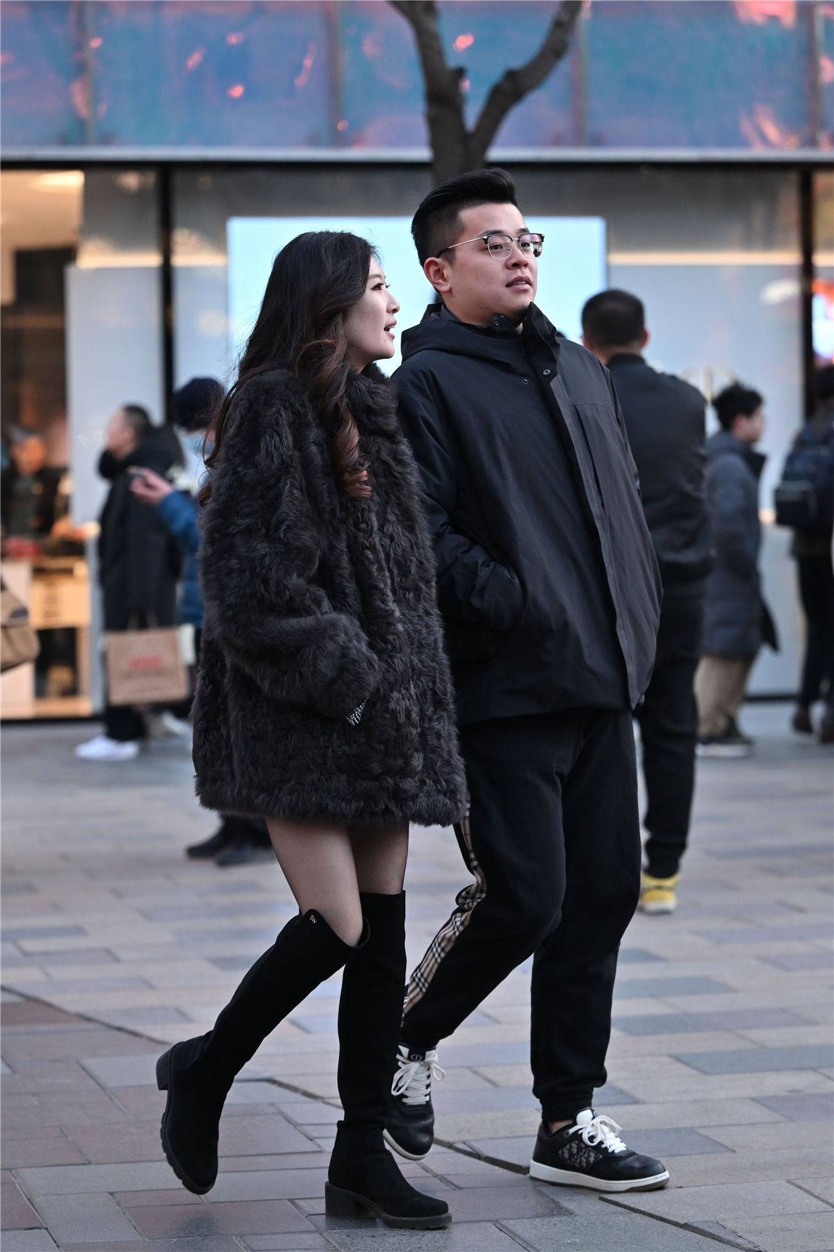 黑色丝袜美腿美女被躁翻了小说黑色丝袜美腿美女，时尚与活力的完美结合-第1张图片