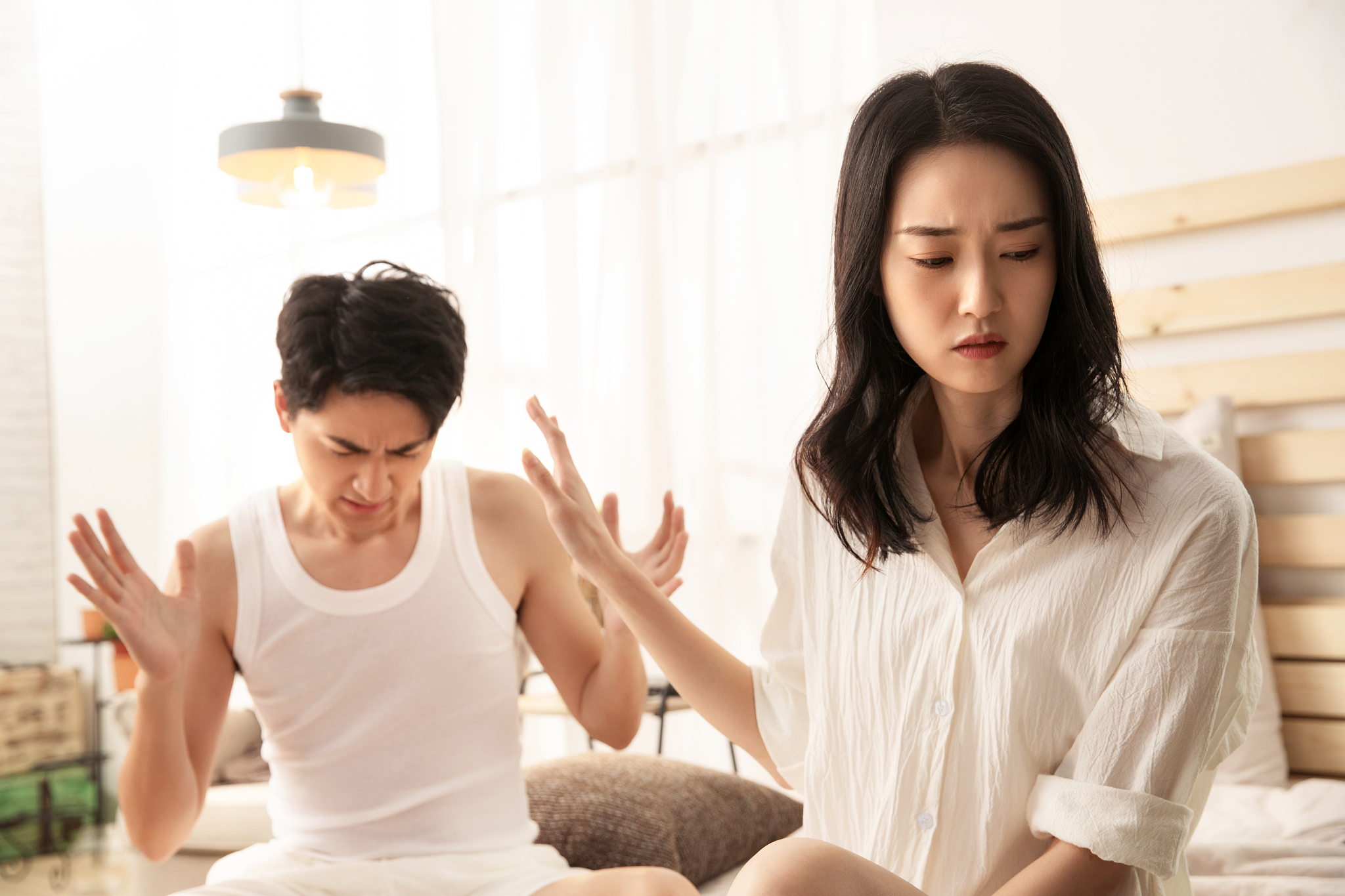 老公当我面和别的女人聊天很开心面对背叛的裂痕，老公当面与别的女人聊天-第1张图片