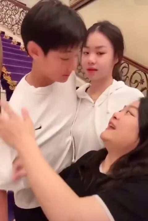 亲亲时突然要解内衣高清视频意外之举，亲亲时突然要解内衣的困惑与解析-第2张图片