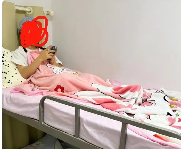 二攻一受4p嗯啊巨肉寝室未删减版寝室中的激情碰撞——二攻一受的4P体验-第3张图片