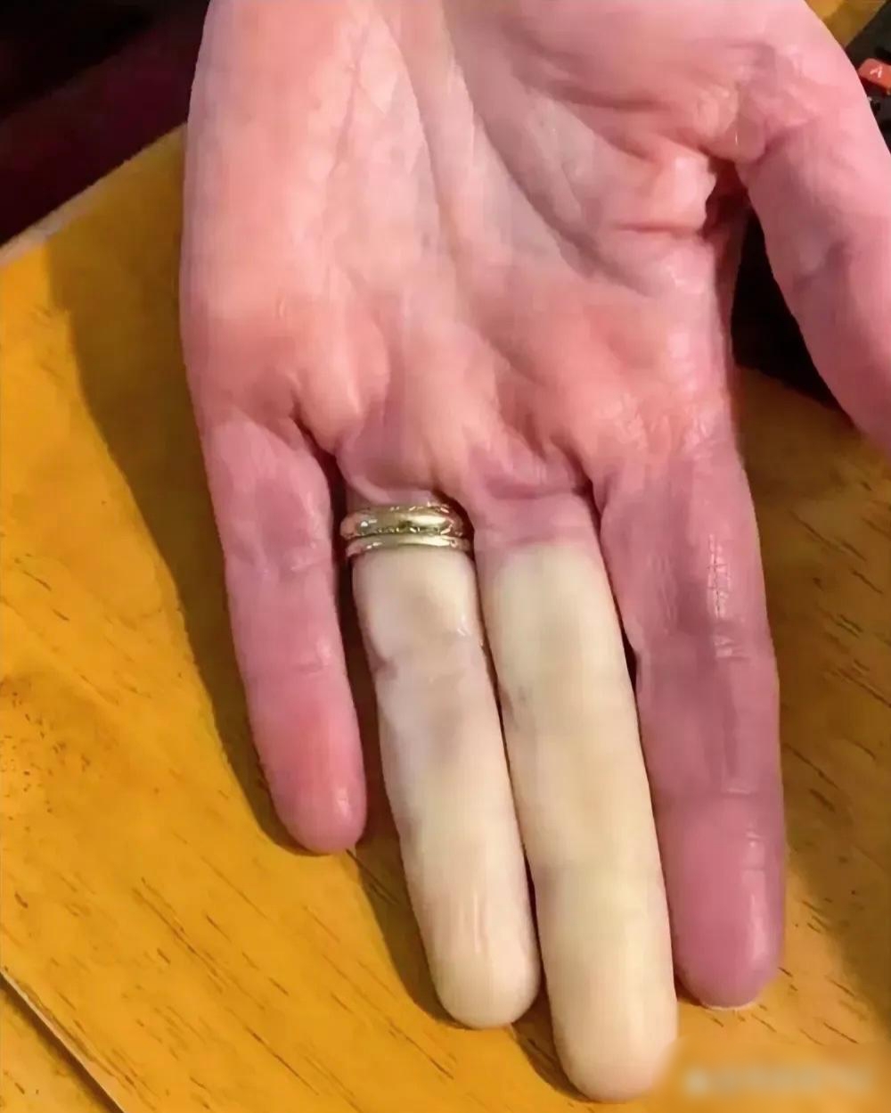 手指在湿润的缝里滑动手指在湿润的缝里滑动的探索与体验-第1张图片