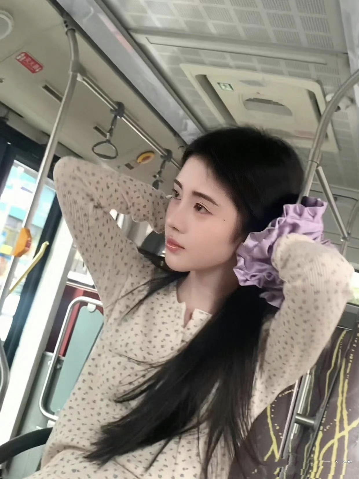 飞机上的意外撞击与鞠婧祎的勇敢瞬间-第1张图片