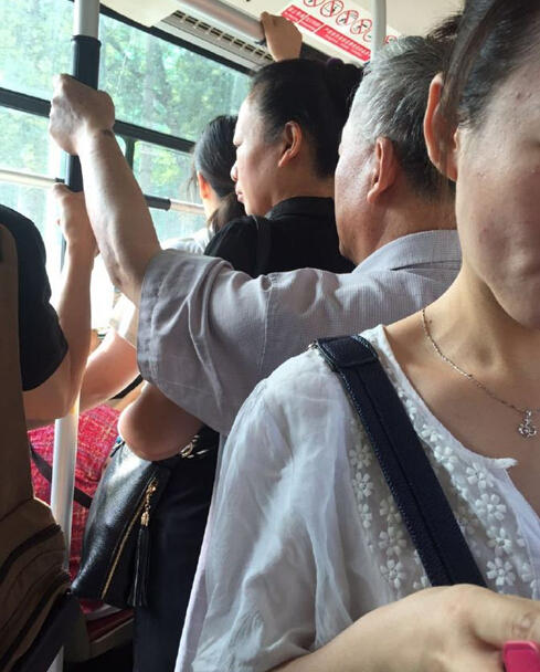 被公交车蹭了但是自己走了公交车擦肩而过，我选择了独自前行-第1张图片