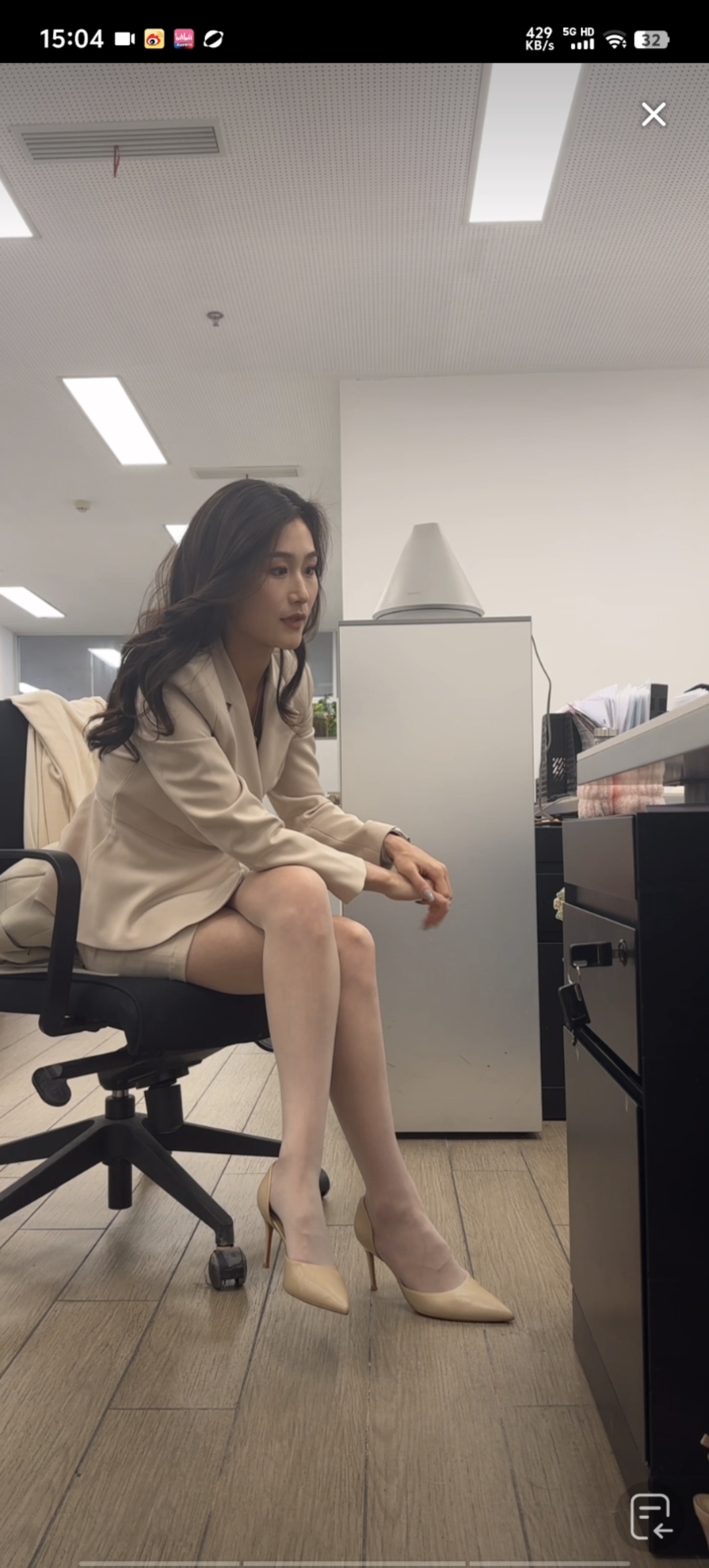 老师穿丝袜看呆学电影生丝袜下的秘密——老师篇-第2张图片