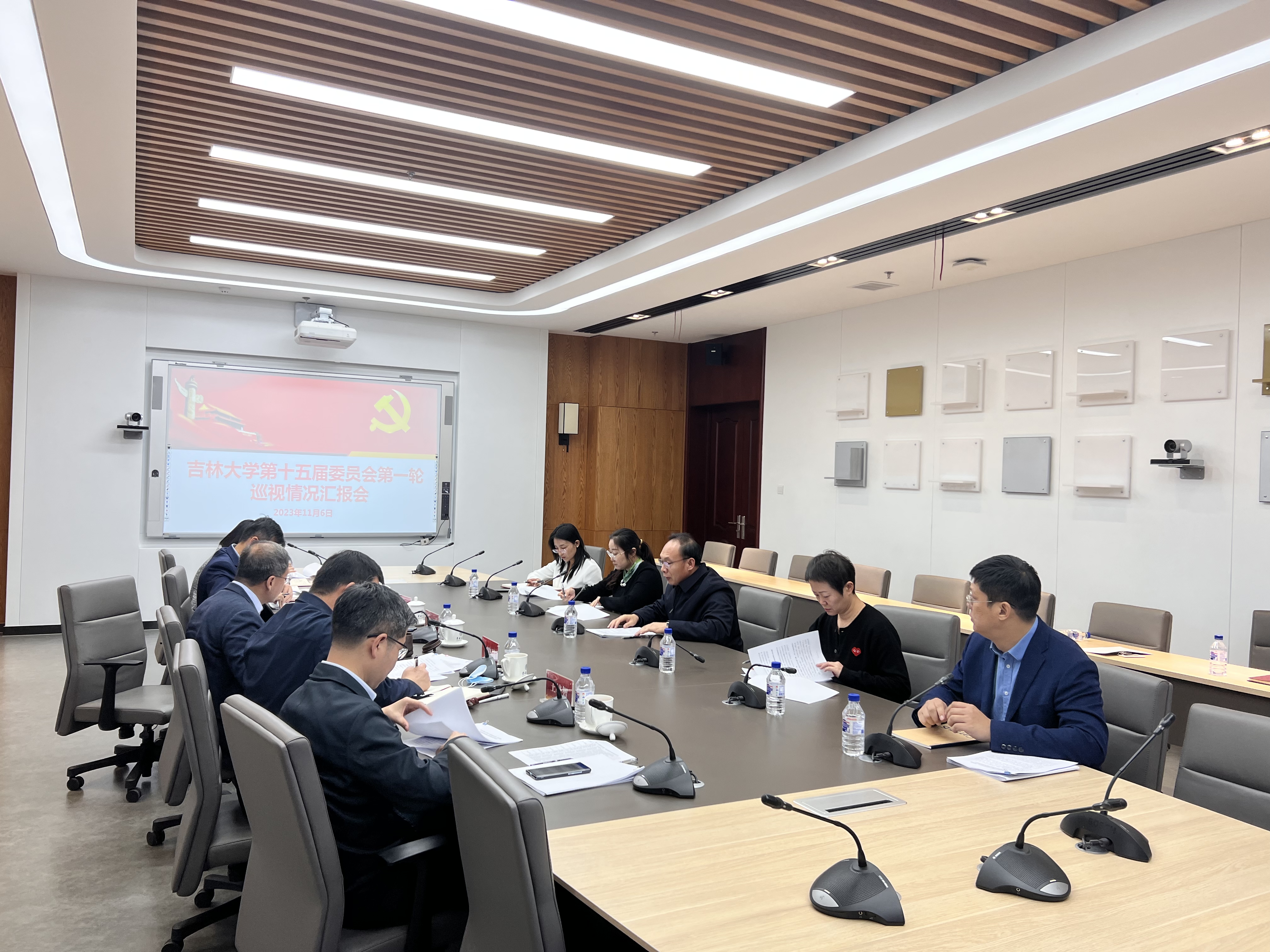 办公室被公司领导C了很多次办公室遭遇频繁的领导巡视-第1张图片