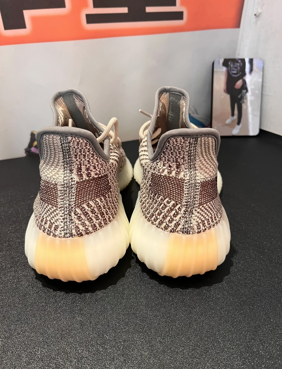 Yeezy 350，风靡亚洲的时尚之选-第1张图片