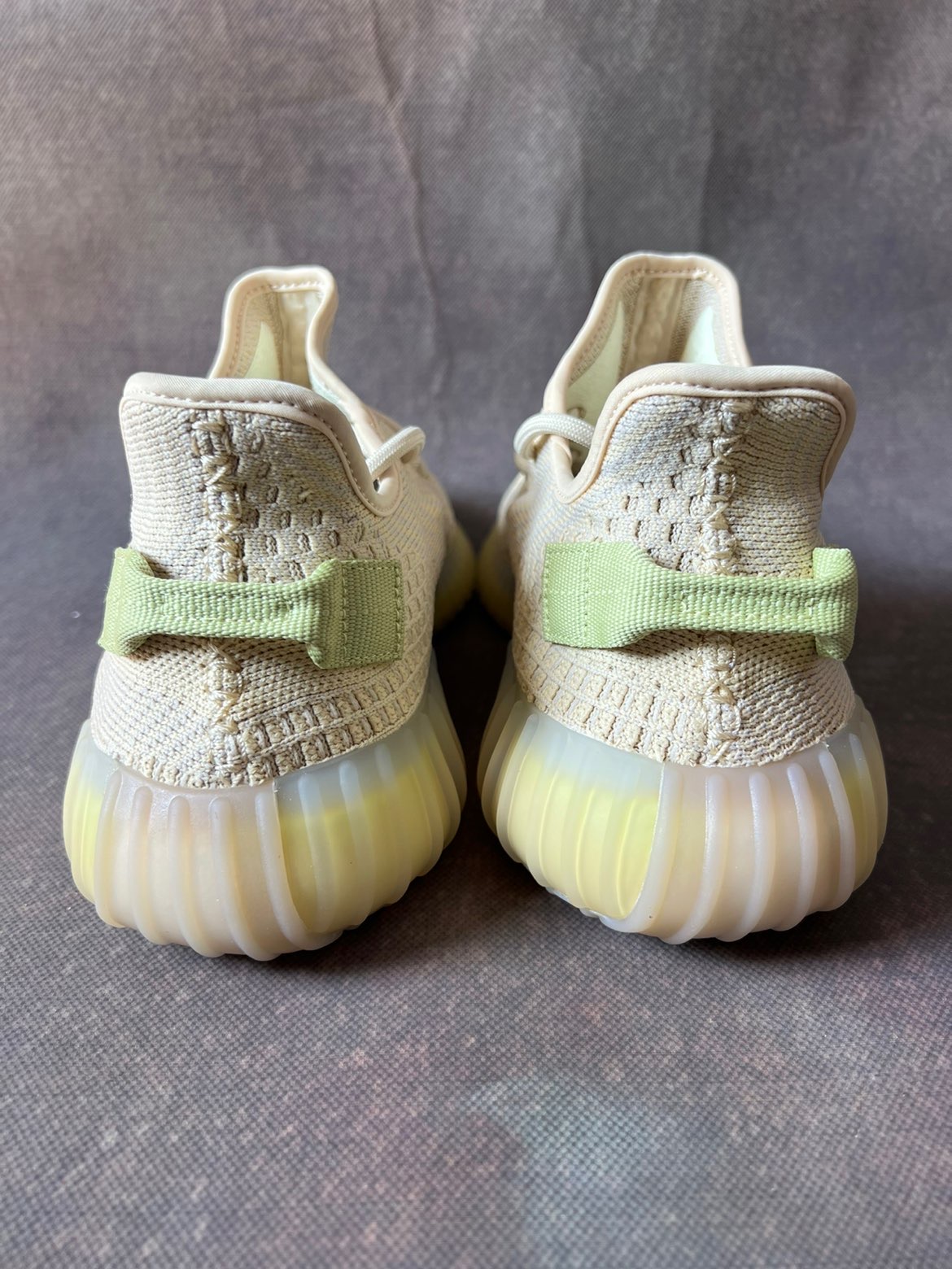 Yeezy 350 亚洲限定亚麻，2022年潮流新宠的独特魅力-第1张图片