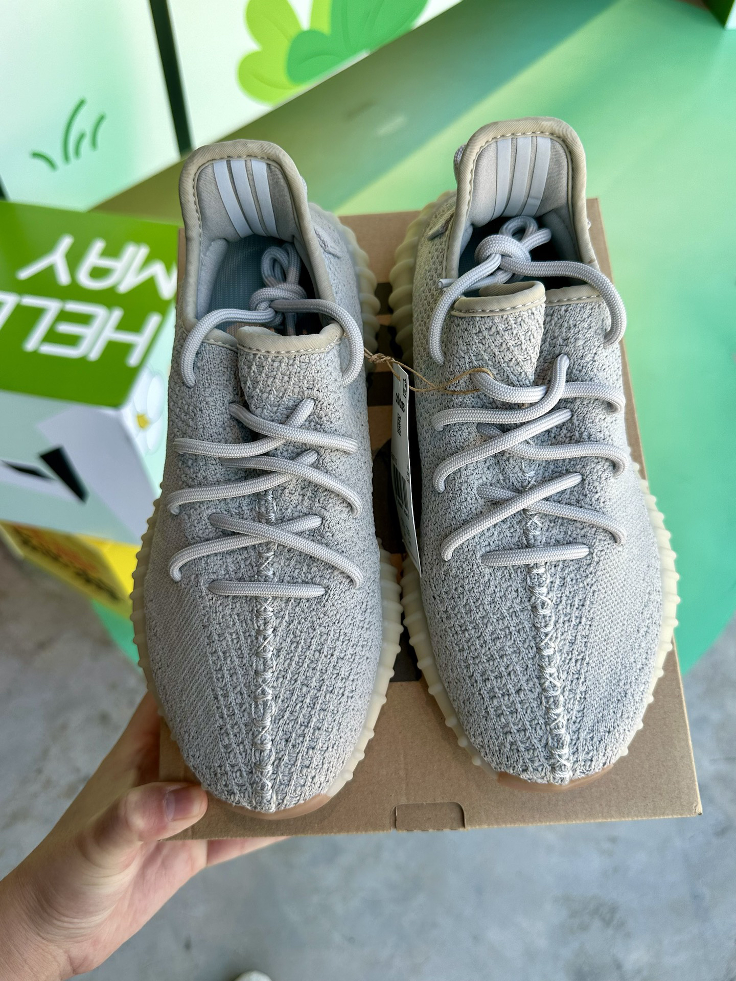 Yeezy 350 亚洲限定亚麻，2022年潮流新宠的独特魅力-第2张图片
