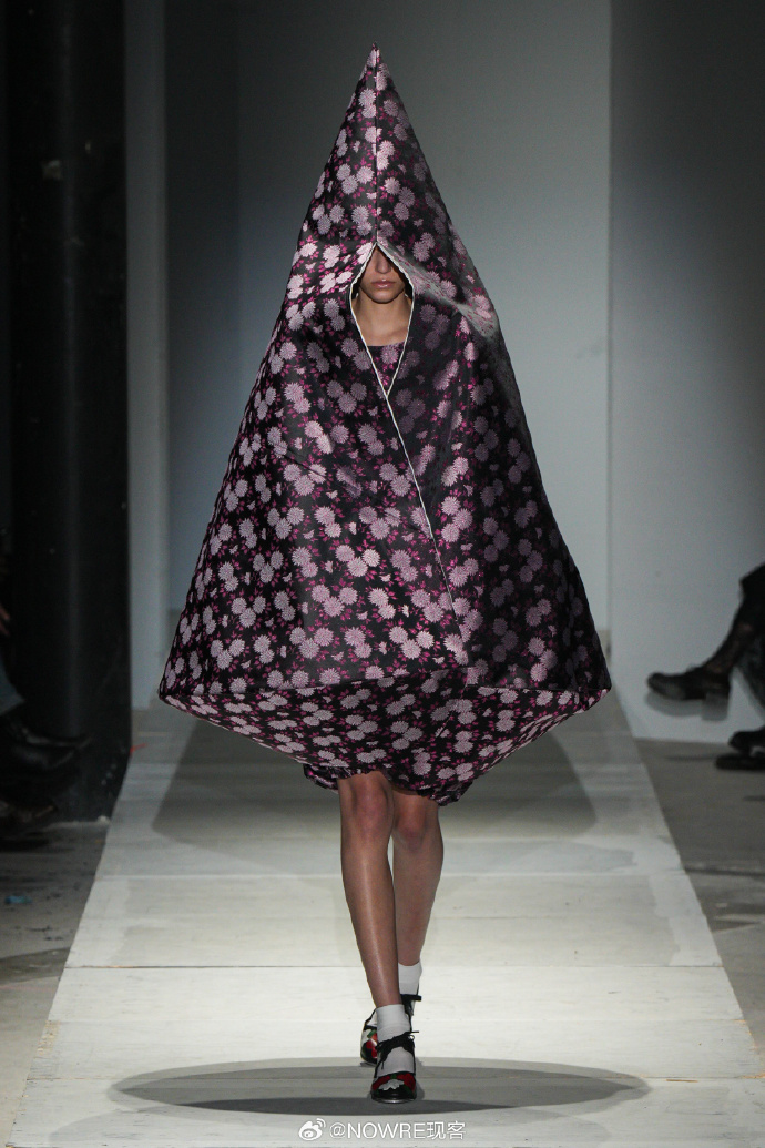 日本comme des garcons日本时尚先锋，Comme des Garçons的独特魅力-第1张图片